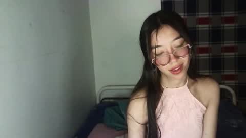 Snapshot of mikhaela_ chatting on 11/13/25, 06:01 Mikhaela online show from 11/13/25, 06:01