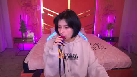 Snapshot of mikiikiwi chatting on 01/19/25, 09:55 Miki online show from 01/19/25, 09:55