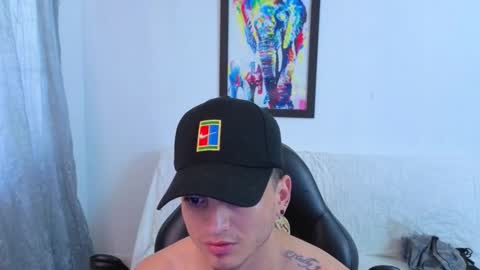 Snapshot of mikke_love chatting on 11/17/25, 02:23 MIKKE online show from 11/17/25, 02:23