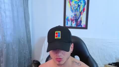Snapshot of mikke_love chatting on 11/23/25, 01:11 MIKKE online show from 11/23/25, 01:11