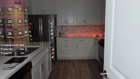 Snapshot of mikmagik chatting on 12/15/24, 01:57 Mikaylah online show from 12/15/24, 01:57