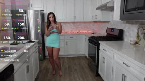 Snapshot of mikmagik chatting on 12/30/24, 10:01 Mikaylah online show from 12/30/24, 10:01