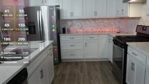 Snapshot of mikmagik chatting on 12/31/24, 01:04 Mikaylah online show from 12/31/24, 01:04