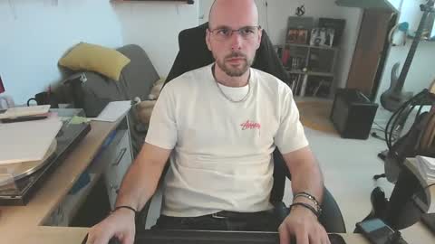 Snapshot of mikmik91 chatting on 04/08/26, 10:37 mikmik91 online show from 04/08/26, 10:37