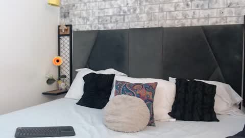 mila_adamss online show from 10/08/25, 10:13