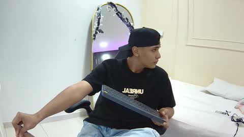 Snapshot of mila_and_bruno chatting on 10/26/25, 12:33 mila and bruno online show from 10/26/25, 12:33