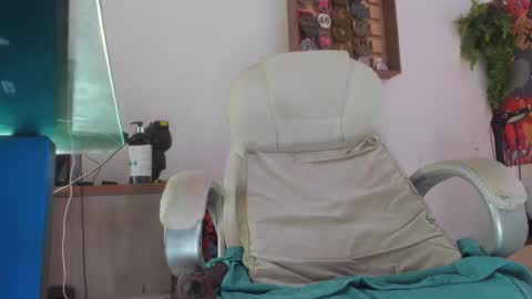 Snapshot of mila_dash chatting on 10/15/25, 01:44 Mila Dash online show from 10/15/25, 01:44