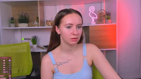 Snapshot of mila_glow chatting on 09/21/25, 01:35 mila_glow online show from 09/21/25, 01:35