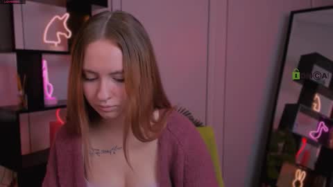 Snapshot of mila_glow chatting on 10/03/25, 08:44 mila_glow online show from 10/03/25, 08:44