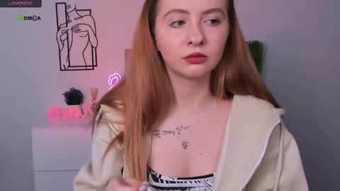 Snapshot of mila_glow chatting on 10/09/25, 08:56 mila_glow online show from 10/09/25, 08:56