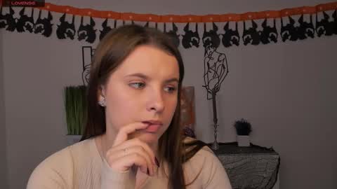 Snapshot of mila_glow chatting on 10/27/25, 08:13 mila_glow online show from 10/27/25, 08:13