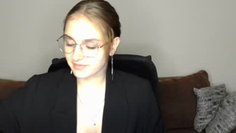 mila_keyy online show from 10/29/25, 10:22