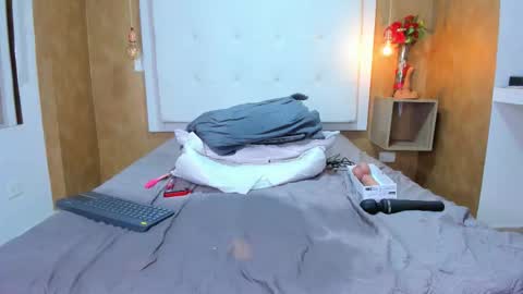 Snapshot of milaa_petite chatting on 03/08/26, 02:04 online show from 03/08/26, 02:04