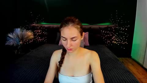 Milla online show from 09/21/25, 05:42