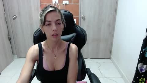 milacoxx8819 online show from 02/05/25, 12:06