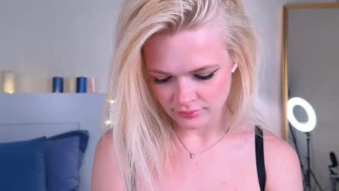Snapshot of milademies chatting on 03/06/26, 04:31 Miss Cutie online show from 03/06/26, 04:31