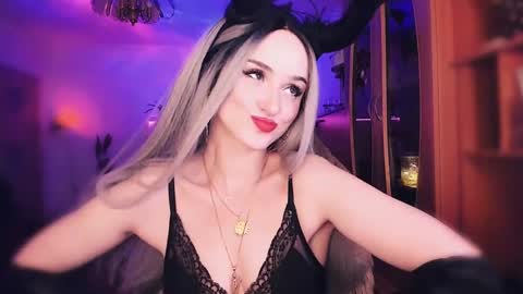 Snapshot of miladyjolie chatting on 03/01/25, 12:50 MiladyJolie online show from 03/01/25, 12:50