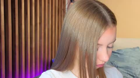 Snapshot of milaice chatting on 05/17/26, 03:08 Mila online show from 05/17/26, 03:08
