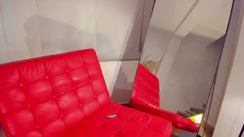 Snapshot of milan_roux chatting on 01/04/25, 08:17 Milane online show from 01/04/25, 08:17