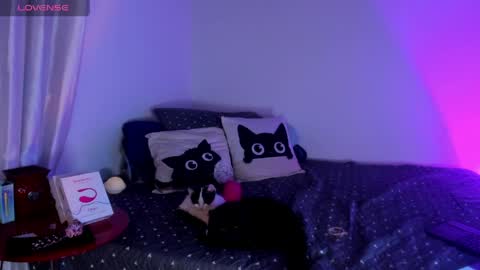 Snapshot of milan_roux chatting on 03/31/26, 06:36 Milane online show from 03/31/26, 06:36