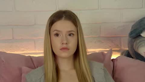 MilanaBalmain online show from 10/15/25, 04:07