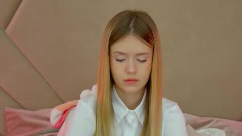 MilanaBalmain online show from 10/20/25, 04:02