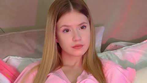 MilanaBalmain online show from 11/15/25, 06:33