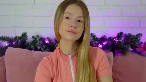 MilanaBalmain online show from 12/22/25, 04:09