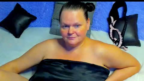 Snapshot of milanabiegert chatting on 11/15/25, 01:51 Lana online show from 11/15/25, 01:51