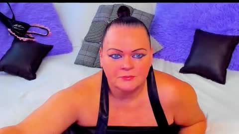 Snapshot of milanabiegert chatting on 11/23/25, 10:37 Lana online show from 11/23/25, 10:37