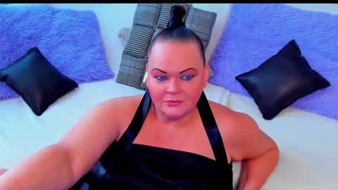 Snapshot of milanabiegert chatting on 12/15/25, 09:02 Lana online show from 12/15/25, 09:02