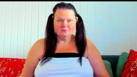 Snapshot of milanabiegert chatting on 01/13/26, 10:31 Lana online show from 01/13/26, 10:31