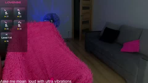 Snapshot of milanafox_ chatting on 12/07/24, 01:03 Lana online show from 12/07/24, 01:03