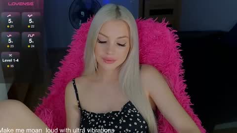 Snapshot of milanafox_ chatting on 12/17/24, 12:12 Lana online show from 12/17/24, 12:12