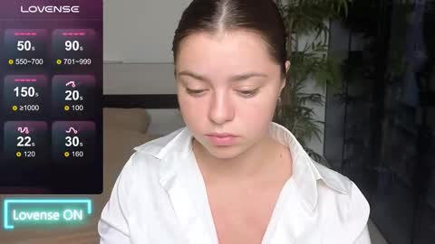 Snapshot of milania_hot_foxy chatting on 09/18/25, 10:45 Mila online show from 09/18/25, 10:45