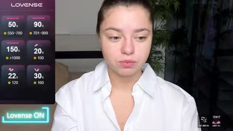 Snapshot of milania_hot_foxy chatting on 09/30/25, 12:21 Mila online show from 09/30/25, 12:21