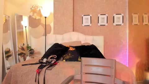 Snapshot of milaniminxx chatting on 10/10/25, 07:35 aya online show from 10/10/25, 07:35