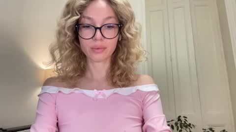 Snapshot of milayah chatting on 10/15/25, 04:18 Mila online show from 10/15/25, 04:18