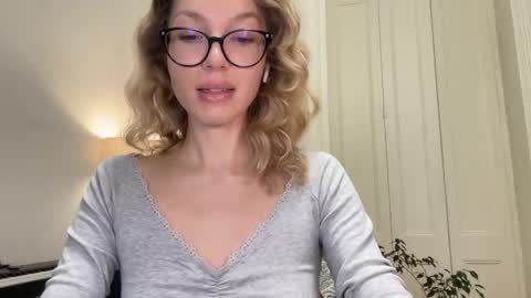 Snapshot of milayah chatting on 10/23/25, 04:06 Mila online show from 10/23/25, 04:06