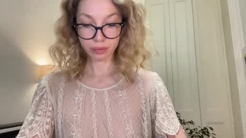 Snapshot of milayah chatting on 10/24/25, 02:35 Mila online show from 10/24/25, 02:35