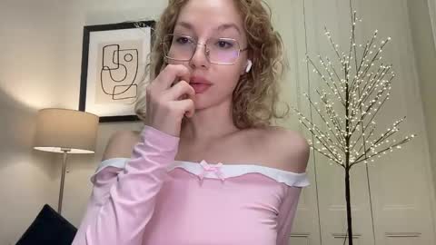 Mila online show from 12/19/25, 04:14