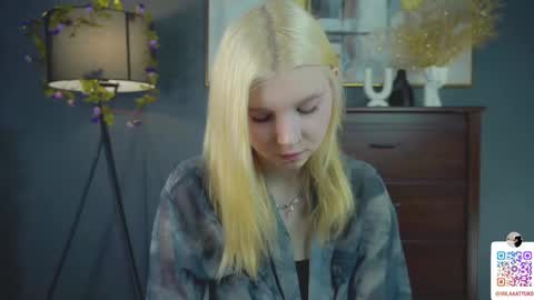 Snapshot of mildredbain chatting on 02/23/25, 02:40 Mila online show from 02/23/25, 02:40