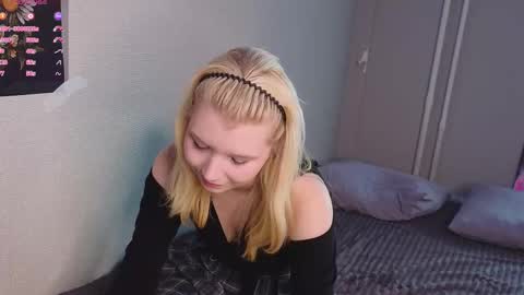 Snapshot of mildredbain chatting on 09/17/25, 04:03 Mila online show from 09/17/25, 04:03