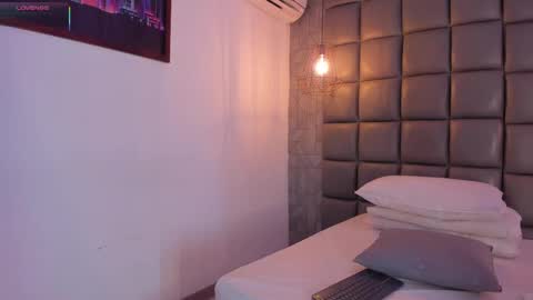 Snapshot of mile_u chatting on 09/19/25, 03:19 Milena online show from 09/19/25, 03:19