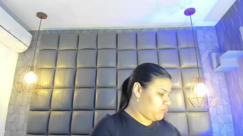 Snapshot of mile_u chatting on 09/21/25, 03:30 Milena online show from 09/21/25, 03:30