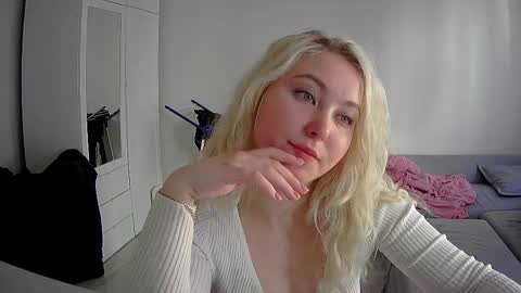 Snapshot of milena391630 chatting on 04/17/26, 03:37 Milena new nonude shy blonde natural online show from 04/17/26, 03:37