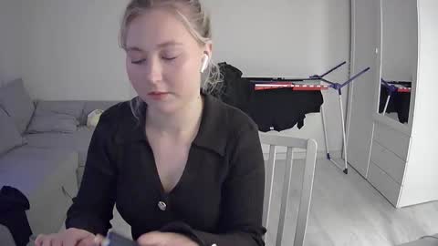 Snapshot of milena391630 chatting on 05/09/26, 06:57 Milena new nonude shy blonde natural online show from 05/09/26, 06:57