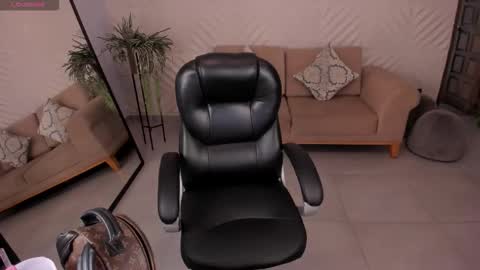 Snapshot of mileycruz_ chatting on 11/25/25, 07:25 Miley Cruz IG miley model23 online show from 11/25/25, 07:25