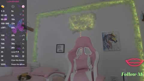 Snapshot of milfaaura chatting on 03/27/26, 08:26 Aura online show from 03/27/26, 08:26