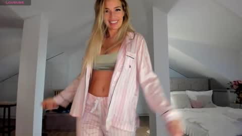 Snapshot of milfblondy chatting on 11/10/25, 11:04 Ingrid online show from 11/10/25, 11:04